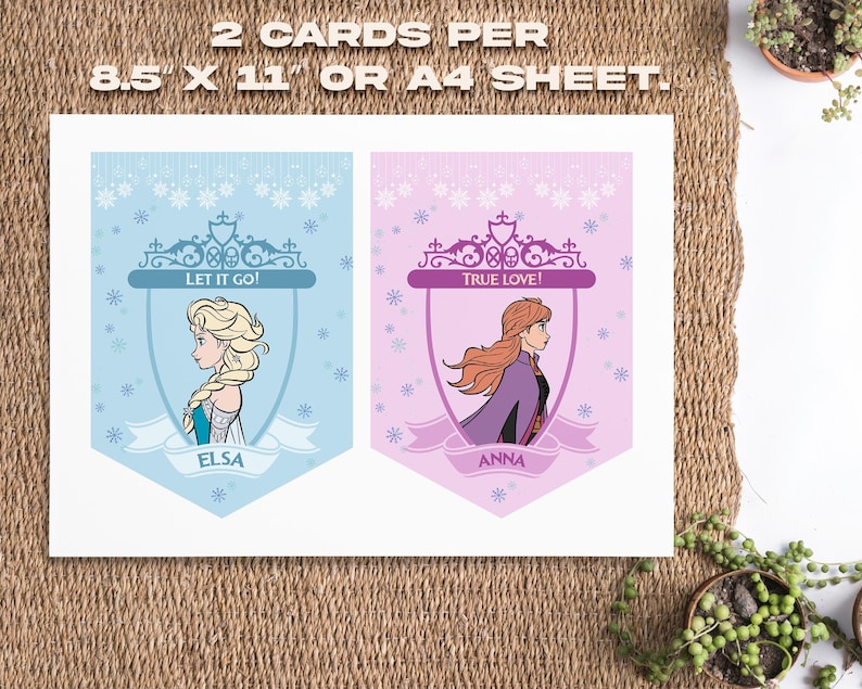 Puede incluir: Dos tarjetas por hoja A4, cada una con una princesa de una popular pel&iacute;cula de animaci&oacute;n. Una tarjeta es azul claro con Elsa, el texto "LET IT GO!" y el nombre "ELSA". La otra tarjeta es lavanda con Anna, el texto "TRUE LOVE!" y el nombre "ANNA".