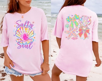 Camiseta Salty Soul Beach, Camiseta de verano costera, Camiseta con lazo de conchas marinas, Camiseta para vacaciones en la playa, Camiseta costera adorable, Regalo para amantes del océano