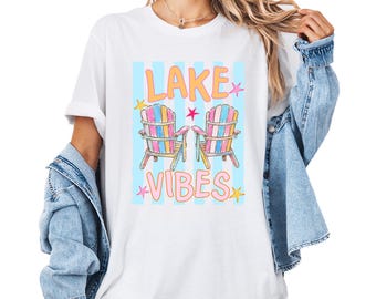 Camiseta con estampado de ambiente lacustre, camiseta colorida con silla Adirondack, linda camiseta con temática de vida en el lago, camiseta para vacaciones en cabaña de verano, estilo retro para casa de lago, regalo para escapada de fin de semana.