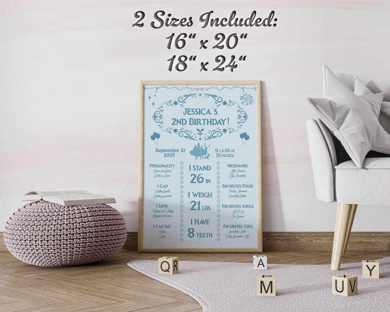 Puede incluir: Un letrero de cumplea&ntilde;os azul claro enmarcado con el texto "Jessica's 2nd Birthday!" y detalles. El letrero mide 40.6 cm x 50.8 cm y 45.7 cm x 61 cm.