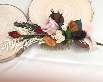 Pettine floreale "Pearl Dew", realizzato con fiori secchi e conservati, ideale per acconciature da sposa. Pettine per capelli con fiori naturali a lunga durata.