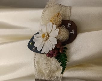 "Parfum des Champs" lace ribbon bracelet, jewelry for brides or bridesmaids, made from dried and stabilized flowers.