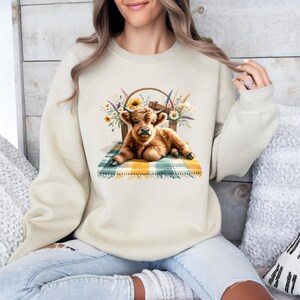 Baby hooglandkoe PNG sublimatie ontwerp digitale download, png instant download, shirtontwerpen, ontwerp hooglandkoe, boerderij en land png