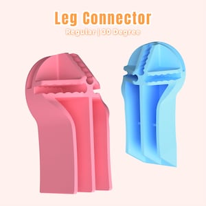 Op de afbeelding: Twee plastic beenverbinders, één roze en één blauw, worden getoond tegen een lichte achtergrond. De tekst "Leg Connector" en "Regular | 30 Degree" staan bovenaan. De connectoren hebben een uniek ontwerp met interne structuren.