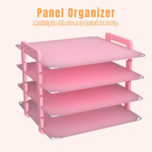 以下が含まれることがあります： 4段の棚が付いたピンク色のパネルオーガナイザー。「Panel Organizer」と「Multiple Shelves | Quick Set Up」の文字が上部に表示されています。棚は、シルバーの金属アクセントが付いたピンク色のフレームで支えられています。