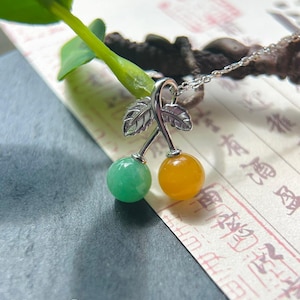 Collana con ciondolo in giada giadeite, delicato frutto, regalo per lei, giada birmana non trattata tipo A, multicolore, traslucida ghiacciata, argento sterling