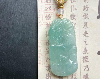 Collar tejido a mano con colgante de dragón de jadeíta azul birmano: jade de Myanmar azul verdoso tipo A natural sin tratar, tallado a mano.