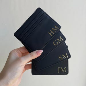 Porta carte di credito personalizzato in similpelle liscia nera per uomo, regalo per testimone dello sposo, paggetto, nonno, festa del papà, zio, fidanzato, papà, fratello.