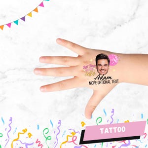 Op de afbeelding: Een tijdelijke tattoo met het gezicht van een man, een discobal en de tekst "Last Fling Before the Ring" en "Adam". De tattoo staat op een hand, met het woord "Tattoo" op een roze banner.