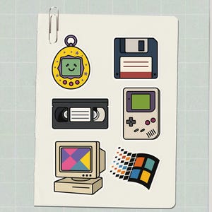 Könnte beinhalten: Eine Sammlung von Aufklebern im Retro-Stil, darunter ein Tamagotchi, eine Diskette, eine VHS-Kassette, eine Handheld-Konsole, ein Desktop-Computer und ein Windows-Logo. Die Aufkleber sind auf weißem Hintergrund angeordnet und mit einer Büroklammer befestigt.