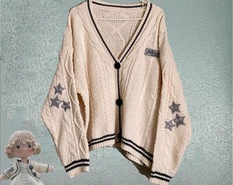 Cardigan folcloristico con stelle ricamate Merch oversize carino lavorato a mano maglione con bottoni per le vacanze, cardigan all'uncinetto, maglione Cardiganlklore