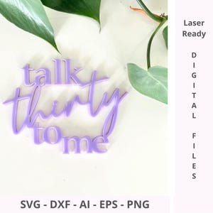 Op de afbeelding: Paarse vinyl uitsnijdingen van de woorden "talk thirty to me" op een witte achtergrond. Laser-ready digitale bestanden.