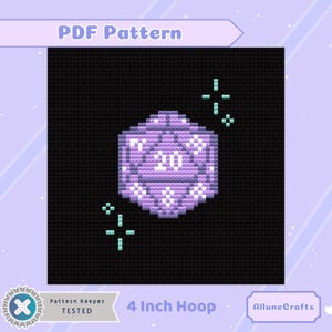 Pode incluir: Um padrão de ponto cruz de um dado de vinte lados, em tons de roxo e branco, sobre um fundo preto. O texto "PDF Pattern" está no topo e "4 Inch Hoop" na parte inferior. O design inclui pequenos detalhes de estrelas turquesas.