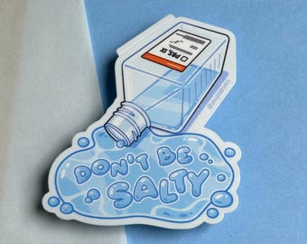Könnte beinhalten: Ein blauer und weißer Aufkleber mit einer Cartoon-Illustration einer Flasche mit Kochsalzlösung, die sich verschüttet. Der Text "Don't be... Salty" ist in einer blauen Blasenschrift geschrieben.