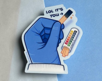 Könnte beinhalten: Eine blaue, behandschuhte Hand hält einen pH-Teststreifen mit dem Text "LOL it's you" und einer kleinen Tabelle, die die pH-Skala von 0 bis 14 zeigt.