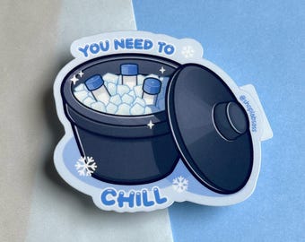 Könnte beinhalten: Ein Aufkleber mit einem schwarzen Kühler mit dem Text "YOU NEED TO CHILL" in Blau. Der Kühler enthält Eis und Fläschchen. Schneeflocken umgeben den Kühler. Der Aufkleber hat einen weißen Rand und einen hellblauen Hintergrund.