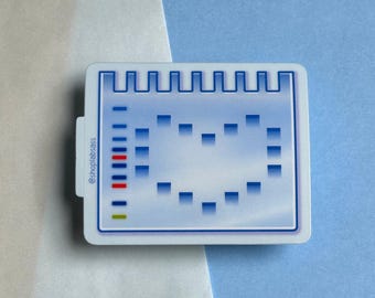 Könnte beinhalten: Ein weißer Aufkleber mit einer blauen und weißen Grafik einer DNA-Sequenz. Der Aufkleber hat einen blauen Rand und einen weißen Hintergrund. Die Grafik ist eine Darstellung einer DNA-Sequenz mit blauen und roten Balken. Der Aufkleber hat den Text "@shoplabass" auf der linken Seite.