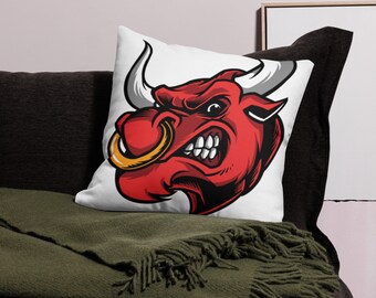 Funda de almohada premium Cabeza de toro rojo cargando enojado con anillo en la nariz