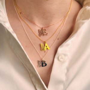 Collar con inicial personalizado, collar con inicial de ala de mariposa, collar con letra dorada, collar con ala de mariposa, collar con letra dorada, regalo para ella