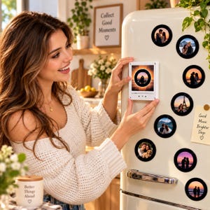 Puede incluir: Un imán cuadrado blanco de reproductor de música con una foto circular central y controles de reproducción, rodeado por varios imanes circulares negros de discos de vinilo con fotos de parejas en una superficie de refrigerador color crema.