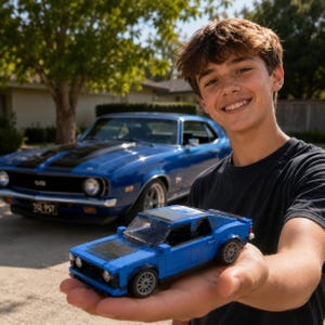Op de afbeelding: Een klein blauw speelgoedautootje in een handpalm, met een zwart gedeelte op de motorkap, grijze wielen en een doorzichtige voorruit. Op de achtergrond staat een blauwe muscle car op ware grootte met een zwarte streep op de motorkap geparkeerd.