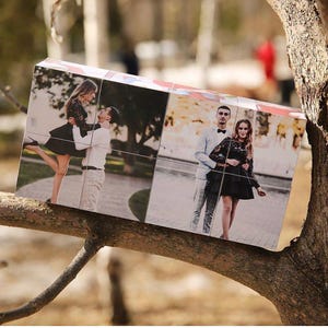 Könnte beinhalten: Ein Holzfotowürfel mit sechs Seiten, jede Seite zeigt ein anderes Foto eines Paares. Die Fotos zeigen das Paar in verschiedenen Posen, darunter eine, in der die Frau vom Mann hochgehoben wird. Die Fotos sind farbig gedruckt und von hoher Qualität.