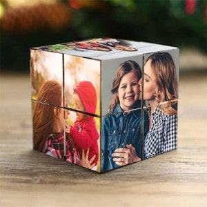 Pu&ograve; includere: Un portafoto in legno a forma di cubo con sei foto diverse di una madre e dei suoi figli. Le foto mostrano la madre e i suoi figli che sorridono e ridono insieme.