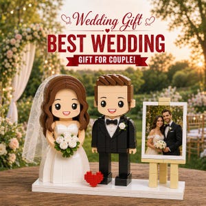 Puede incluir: Un juego de regalo de bodas con figuras de novios, un corazón rojo y una foto enmarcada de una pareja. La figura de la novia lleva un vestido blanco y sostiene un ramo. La figura del novio lleva un esmoquin negro. El texto dice "BEST WEDDING GIFT FOR COUPLE!"