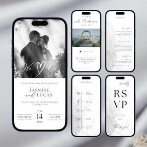 Puede incluir: Una serie de pantallas de teléfonos inteligentes que muestran una invitación de boda. La pantalla principal muestra una foto en blanco y negro de una pareja, con pantallas adicionales que detallan el lugar, el horario y la información de RSVP.
