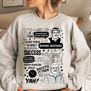 Könnte beinhalten: Ein hellgraues Sweatshirt mit einem schwarz-weißen Grafikdesign. Das Design beinhaltet Cartoon-Illustrationen eines Mannes, Sprechblasen mit Text und verschiedene Symbole. Der Text enthält "Success", "Yah" und "Back to it then".