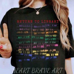 Bluza z kapturem Return To Library Due Date, Bluza z nadrukiem Rainbow Library Stamp, Koszulka Book Lover, Bibliotekarz czytelnik, Nauczyciel 90s Pride, Książki dla nauczycieli