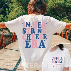 Just A Mama In Her String Cheese Era Sweatshirt, In My String Cheese Era Tee, Trendig moderskapsgrafik, Mors dag, Present till mamma