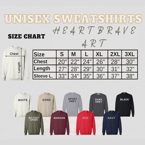 Puede incluir: Imagen de sudaderas unisex en varios colores: blanco, arena, gris deportivo, gris oscuro, negro, verde militar, granate, rojo y azul marino. Una tabla de tallas muestra medidas de pecho, largo y manga en pulgadas y cm.