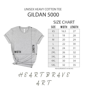 Puede incluir: Una camiseta unisex Gildan 5000 de algod&oacute;n grueso gris claro con una tabla de tallas. La tabla de tallas muestra medidas en pulgadas para las tallas XS a 5XL. El ancho de la camiseta var&iacute;a de 41,9 a 81,3 cm, y el largo de 68,6 a 88,9 cm.