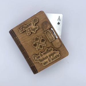 Jeu de 54  cartes dans sa boîte en bois fabriquer dans notre atelier en France. Disponible en 2 coloris.