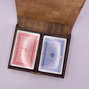 Kaartspellen met houten kist