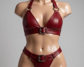 Conjunto de bikini rojo de piel vegana con hebilla: top halter y tanga de corte alto, ideal para festivales y fiestas.