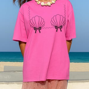 Camisa playera de sirena con colores cómodos: playera playera estilo bikini con conchas marinas, playera veraniega con estética costera para despedidas de soltera y vacaciones.