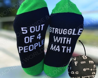 Calcetines nerd divertidos, calcetines matemáticos divertidos, regalos matemáticos, calcetines para maestros, 5 de cada 4 personas luchan con las matemáticas, regalo para geeks y científicos, calcetines novedosos