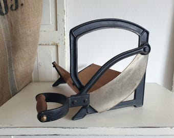 vecchia affettatrice per il pane, affettatrice manuale per il pane, braccio di leva, tagliapane d'epoca, brocante, casa di campagna