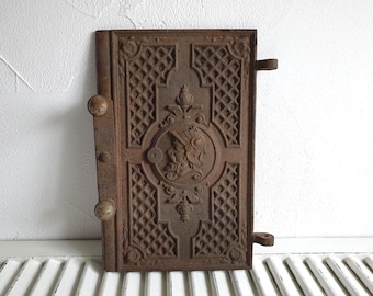 antike Ofentür, alte Eisentür mit Riegel, Ornamente, Dekoobjekt, Gußeisen, french vintage, brocante Deko, Landhaus, Holzofen, Eisentür