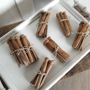 Set: 5 vecchie mollette da bucato, mollette antiche, mollette di legno, vintage francese, brocante, decorazione della casa di campagna