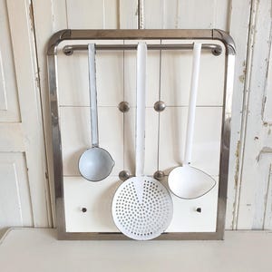 antique spoon tray with 3 enamel ladles, tiles, old towel holder, wall shelf kitchen, vintage kitchen utensils, brocante, country house decoration