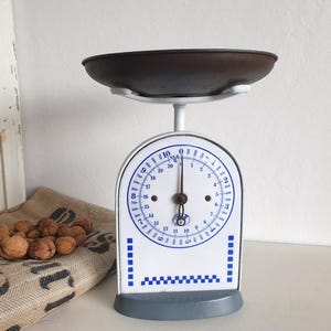 antieke weegschaal, plaatweegschaal, geëmailleerde keukenweegschaal, gietijzeren, gebruiksweegschaal, brocante, shabby chic, landelijke keuken