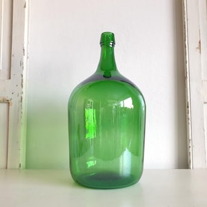 Könnte beinhalten: Ein Set aus drei Keramikbechern mit gesprenkelter, matter Oberfläche. Die Becher sind in Creme-, Hellbraun- und Dunkelbrauntönen gehalten. Jeder Becher hat ein schlichtes, minimalistisches Design.