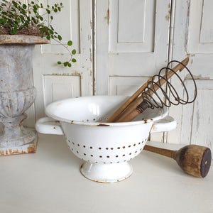 vieille passoire, tamis antique, tamis de cuisine, tamis à pâtes, émail, tamis en émail, cuisine de maison de campagne, vintage, décoration brocante, shabby