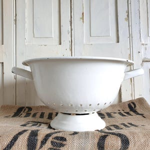 vieille passoire, tamis antique, tamis de cuisine, tamis à pâtes, émail, tamis en émail, cuisine de maison de campagne, vintage, décoration brocante, shabby