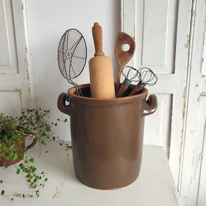 alter Tontopf, antiker Krauttopf, Pflanztopf, Steinzeug, Steingut, Konserventopf, vintage Vorratstopf, brocante, Landhaus