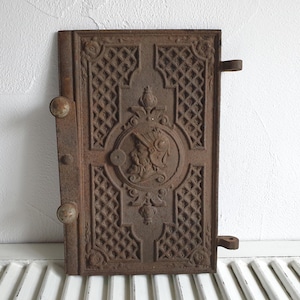 porte de four ancienne, vieille porte en fer avec loquet, ornements, objet décoratif, fonte, vintage français, décoration brocante, maison de campagne, poêle à bois, porte en fer