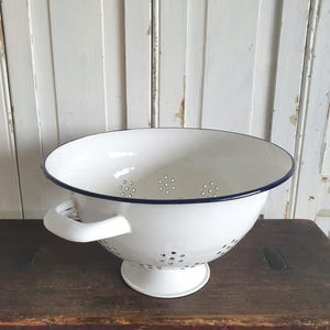 vieille passoire, tamis antique, tamis de cuisine, tamis à pâtes, émail, tamis en émail, cuisine de maison de campagne, vintage, décoration brocante, shabby